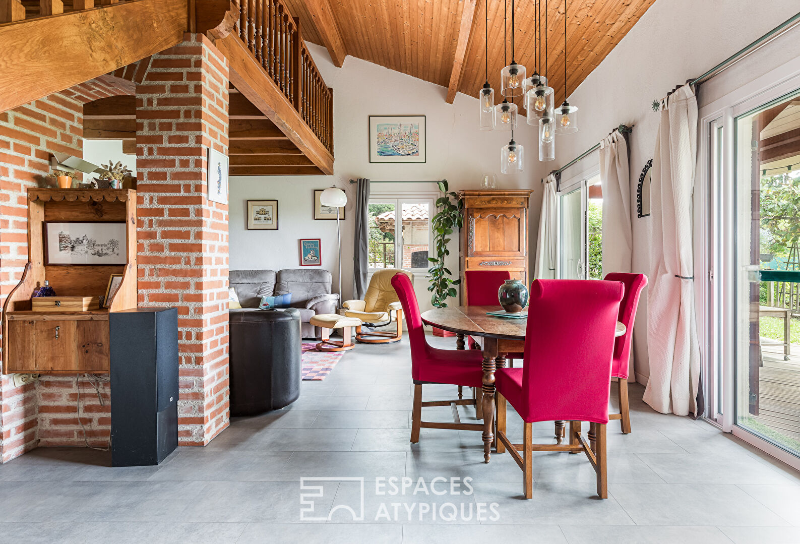 Maison de charme avec piscine dans un écrin de verdure à CUNAC