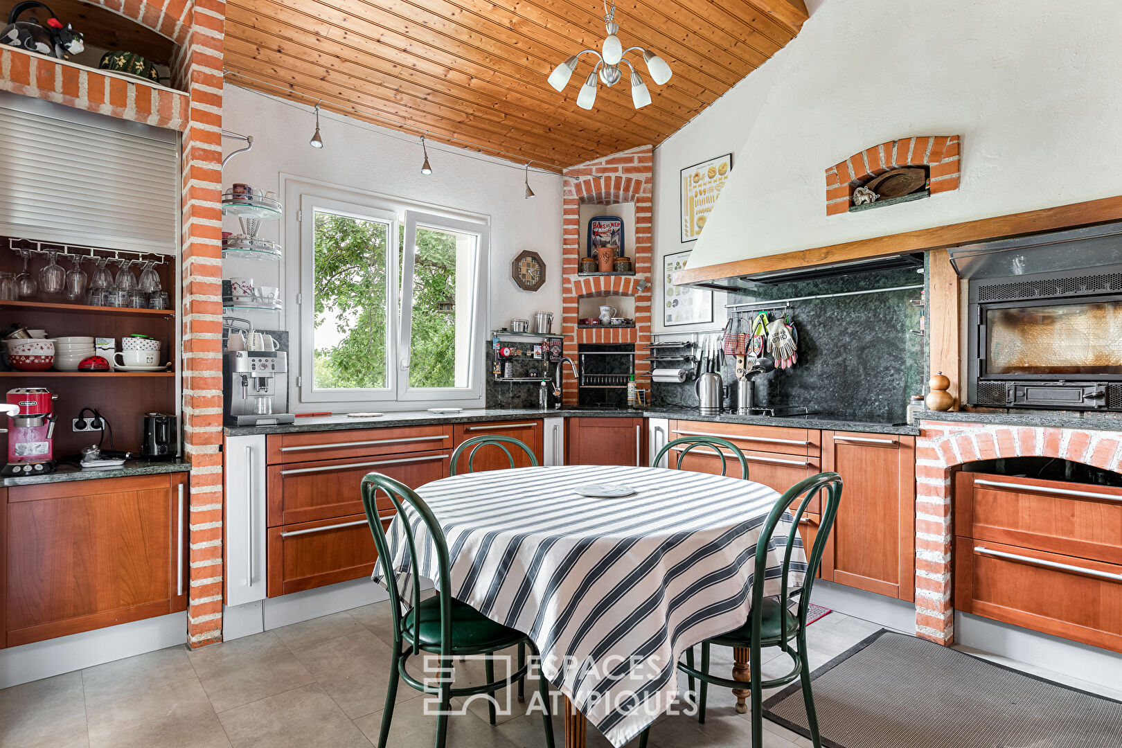 Maison de charme avec piscine dans un écrin de verdure à CUNAC