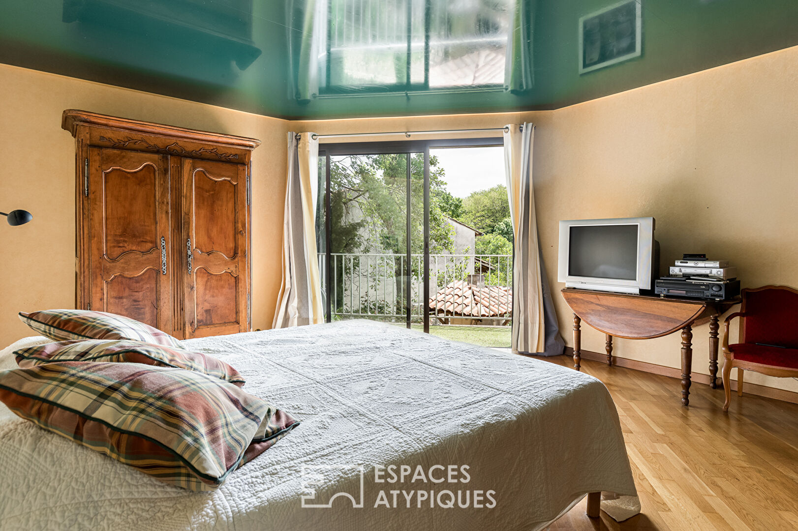 Maison de charme avec piscine dans un écrin de verdure à CUNAC