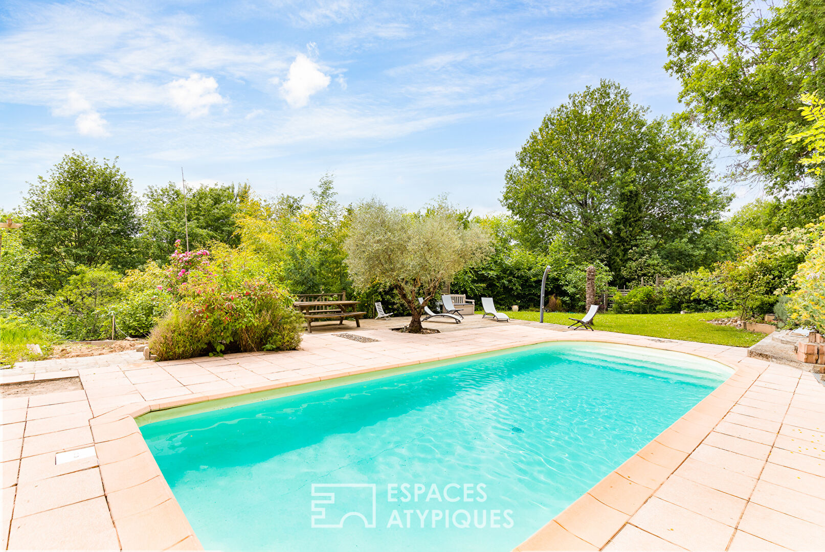 Maison de charme avec piscine dans un écrin de verdure à CUNAC