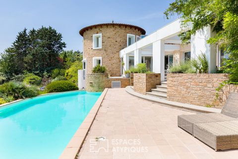 Villa d’architecte avec piscine et vue dégagée