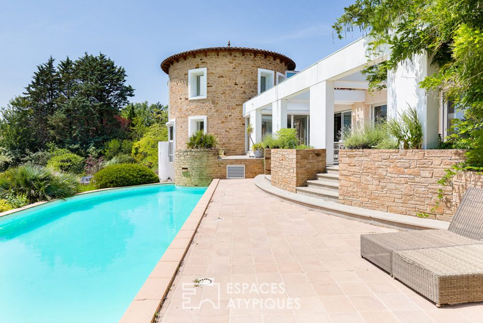 Villa d'architecte avec piscine et vue dégagée