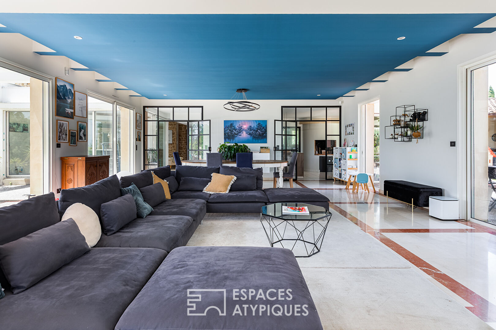 Villa d’architecte avec piscine et vue dégagée