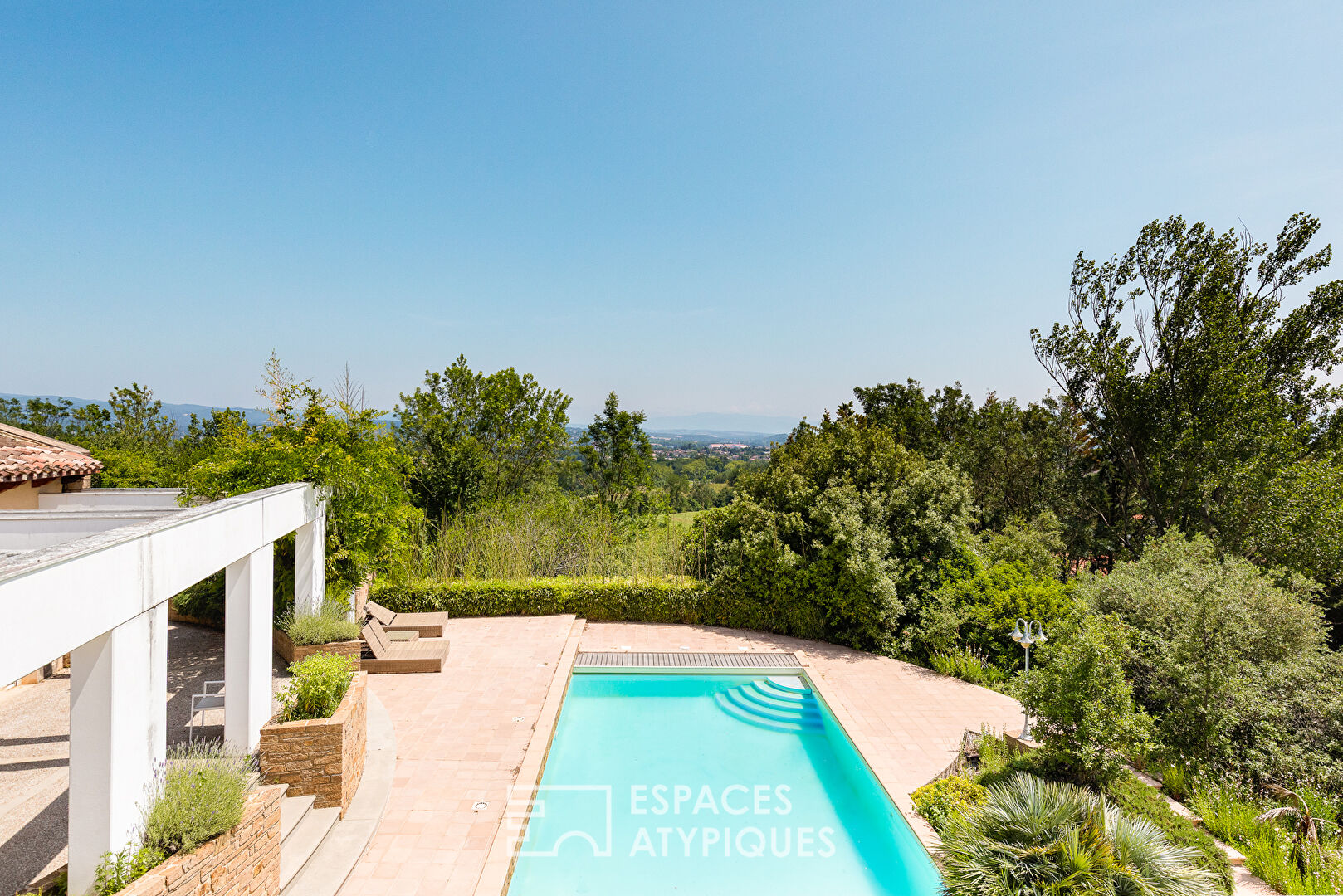 Villa d’architecte avec piscine et vue dégagée