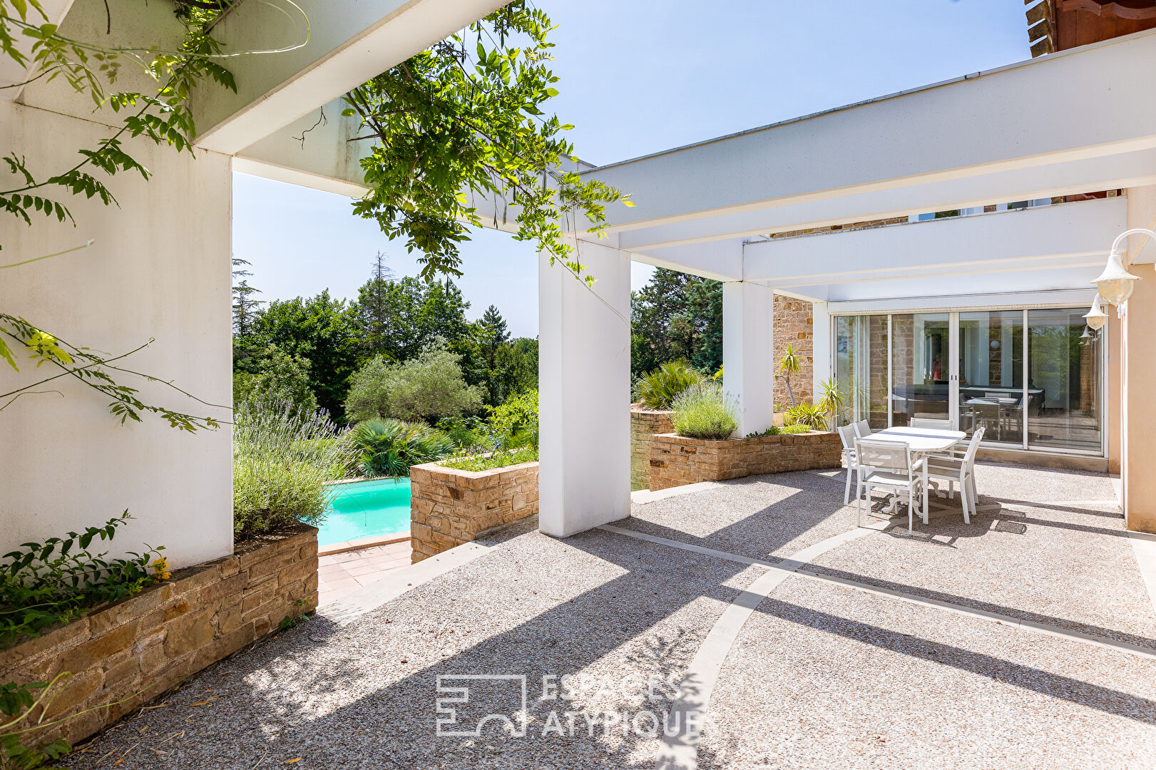 Villa d’architecte avec piscine et vue dégagée