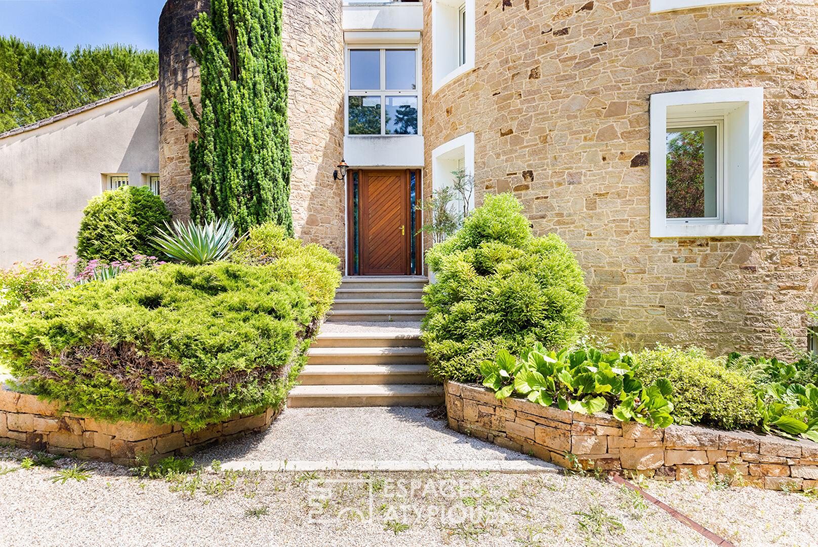 Villa d’architecte avec piscine et vue dégagée