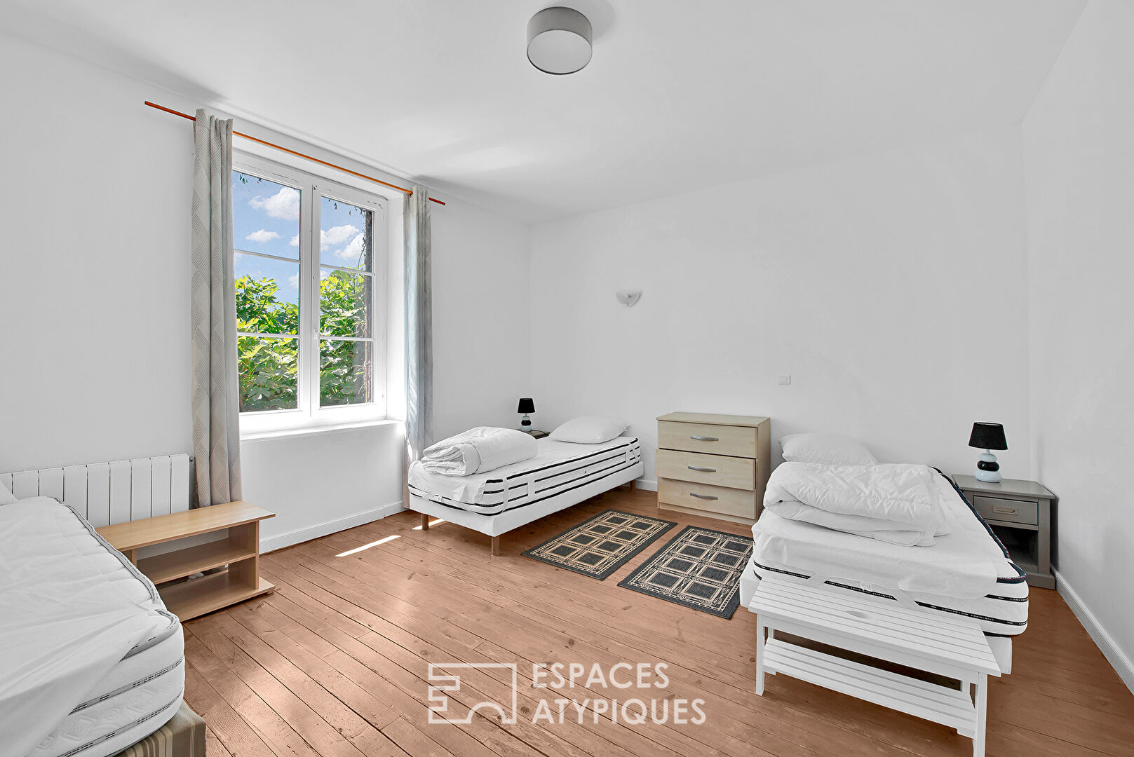 Ensemble immobilier de deux maisons avec salle de réception en campagne