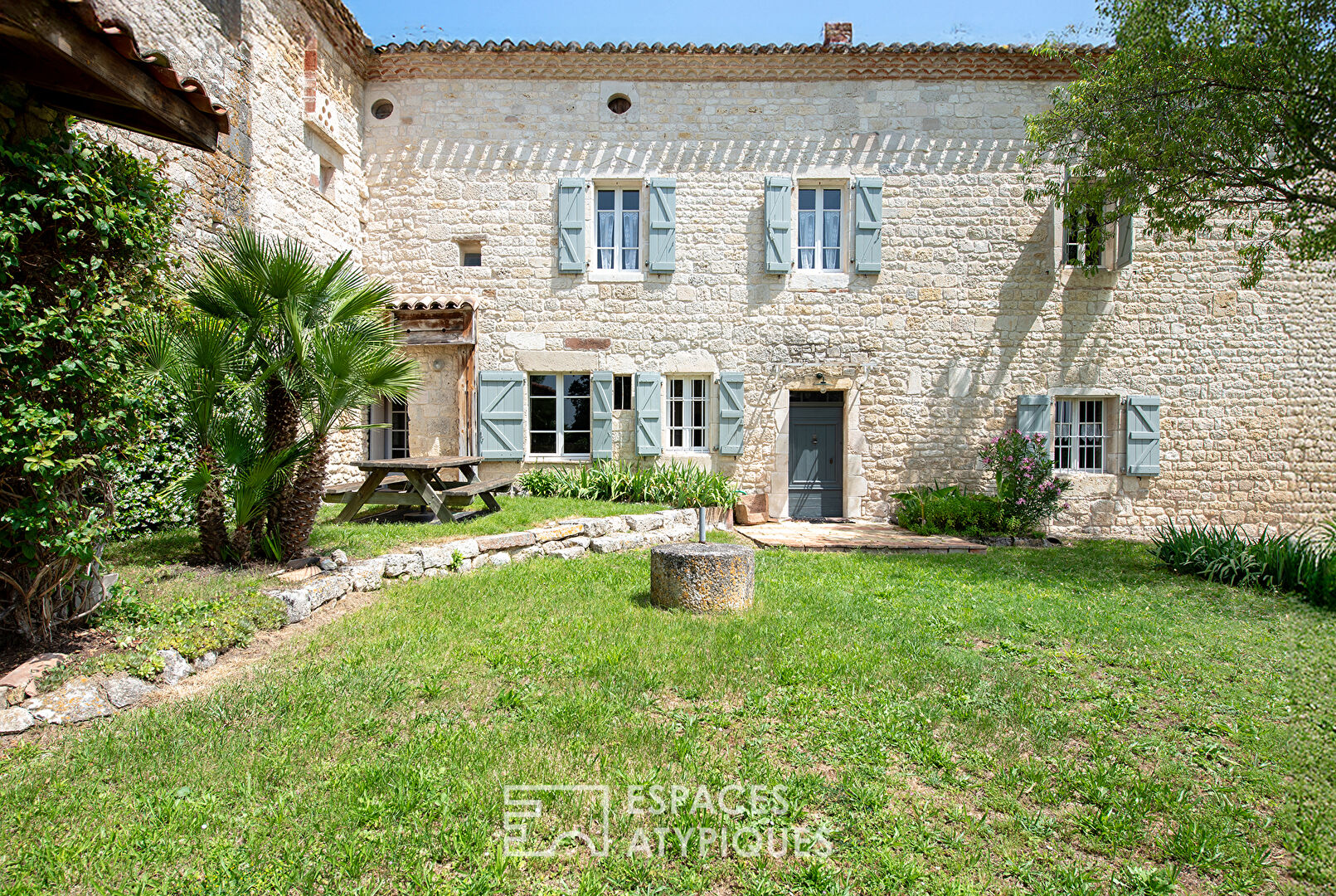 Former castle outbuilding with swimming pool, near Cordes-sur-Ciel
