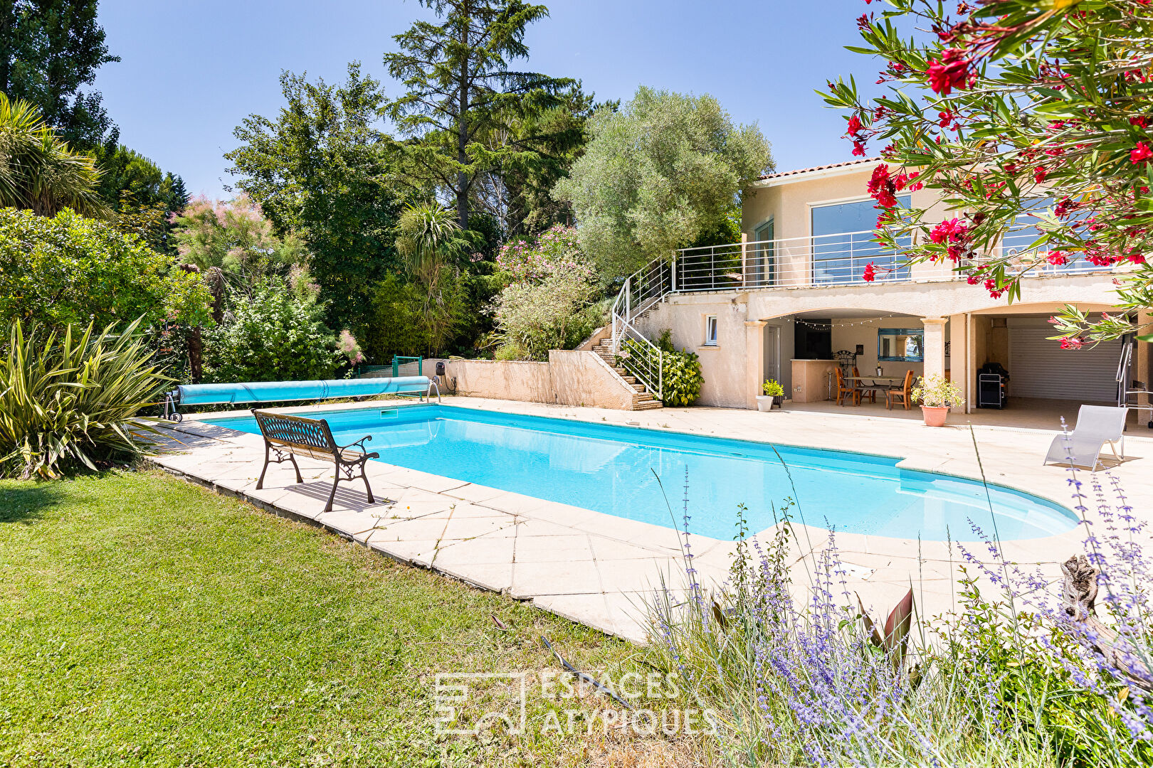 Beautiful villa with swimming pool on the heights of RABASTENS
