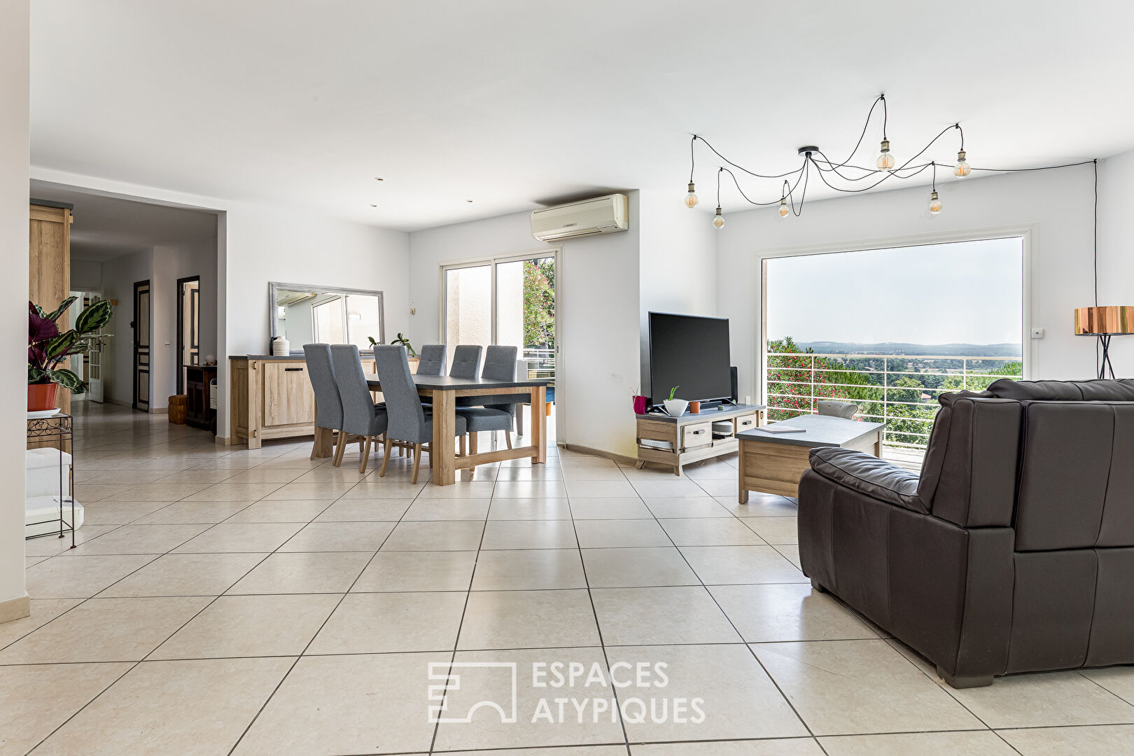 Beautiful villa with swimming pool on the heights of RABASTENS