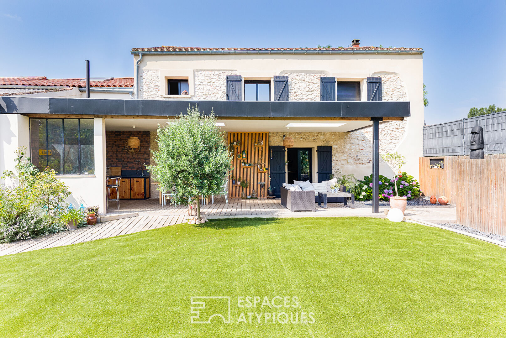 Turnkey house with garden and swimming pool