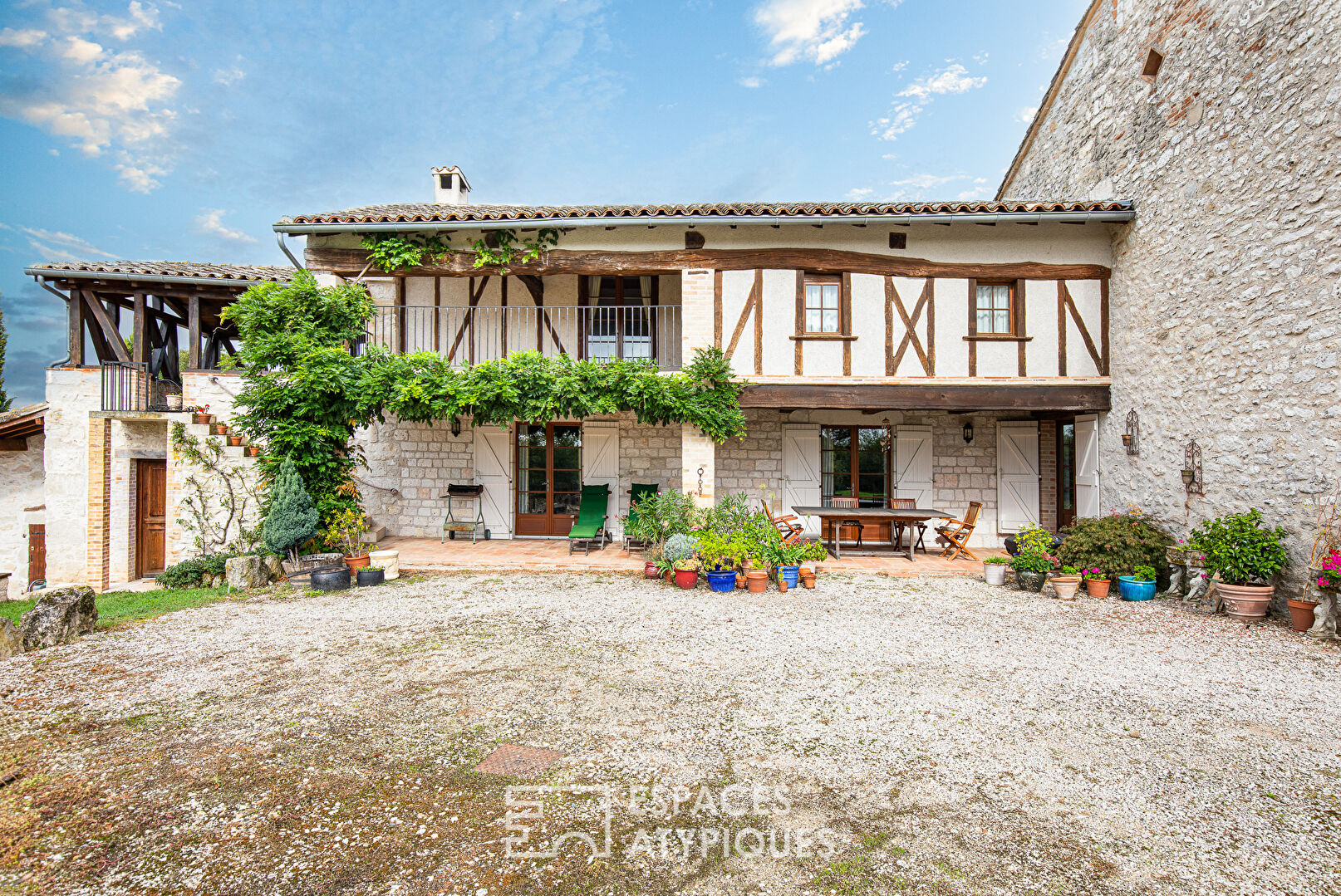 Renovated former wine estate in the heart of the Golden Triangle