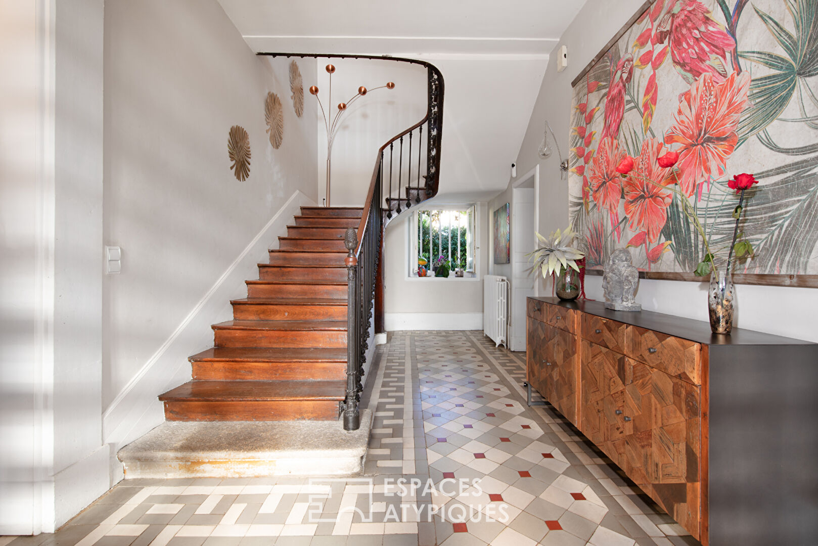 Bourgeois residence with swimming pool and outbuilding