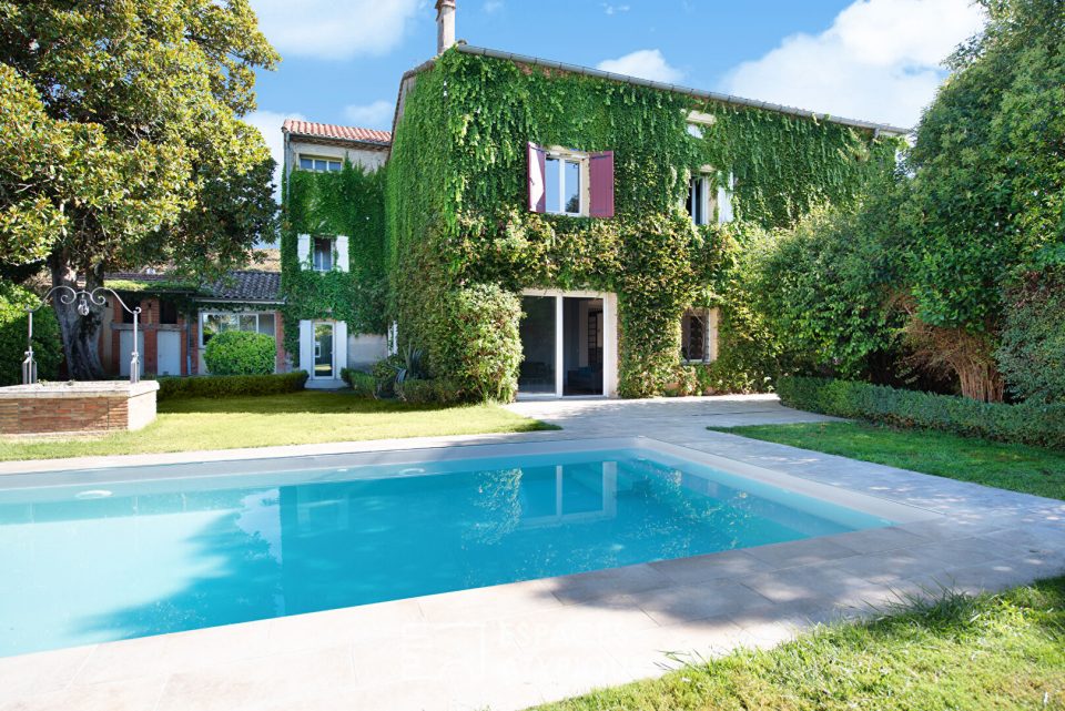 Demeure bourgeoise avec piscine et dépendance