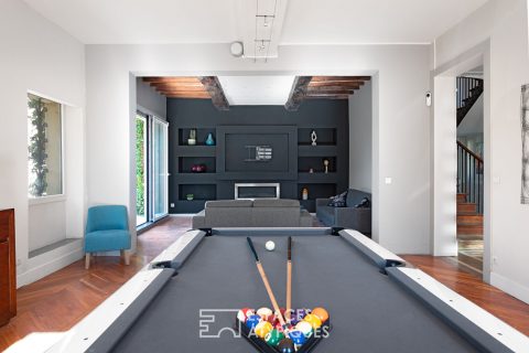 Bourgeois residence with swimming pool and outbuilding