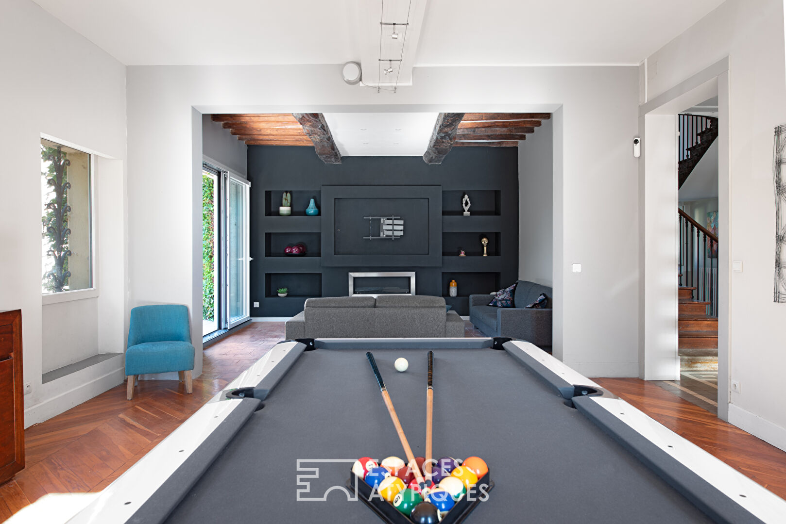 Bourgeois residence with swimming pool and outbuilding