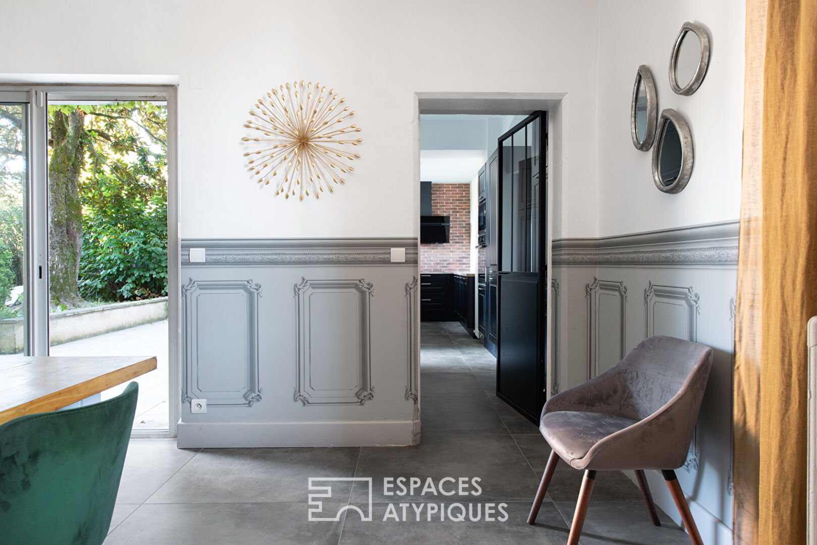 Bourgeois residence with swimming pool and outbuilding