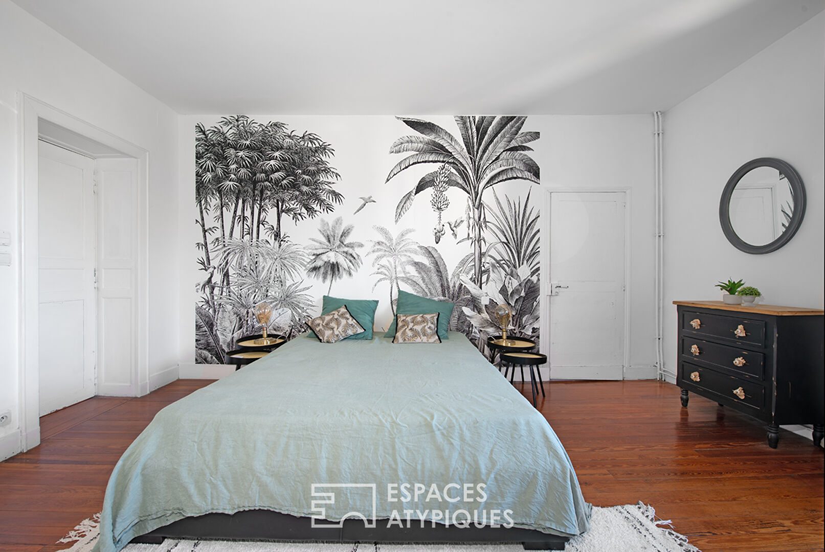 Bourgeois residence with swimming pool and outbuilding