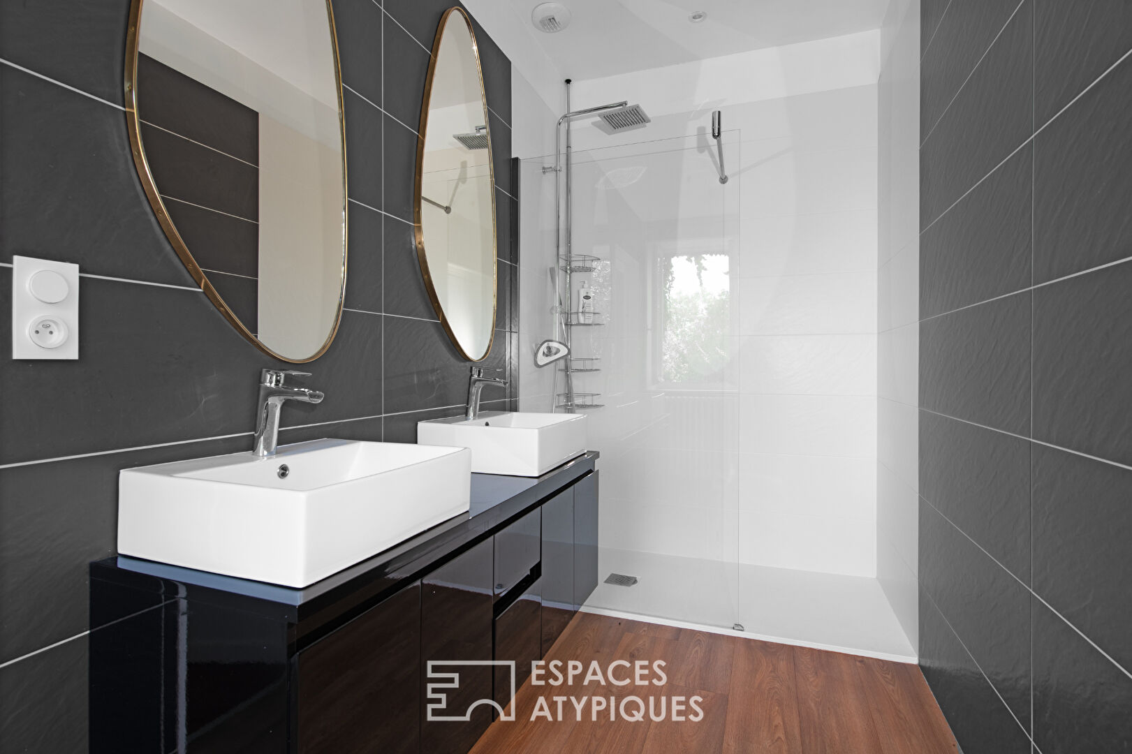 Bourgeois residence with swimming pool and outbuilding