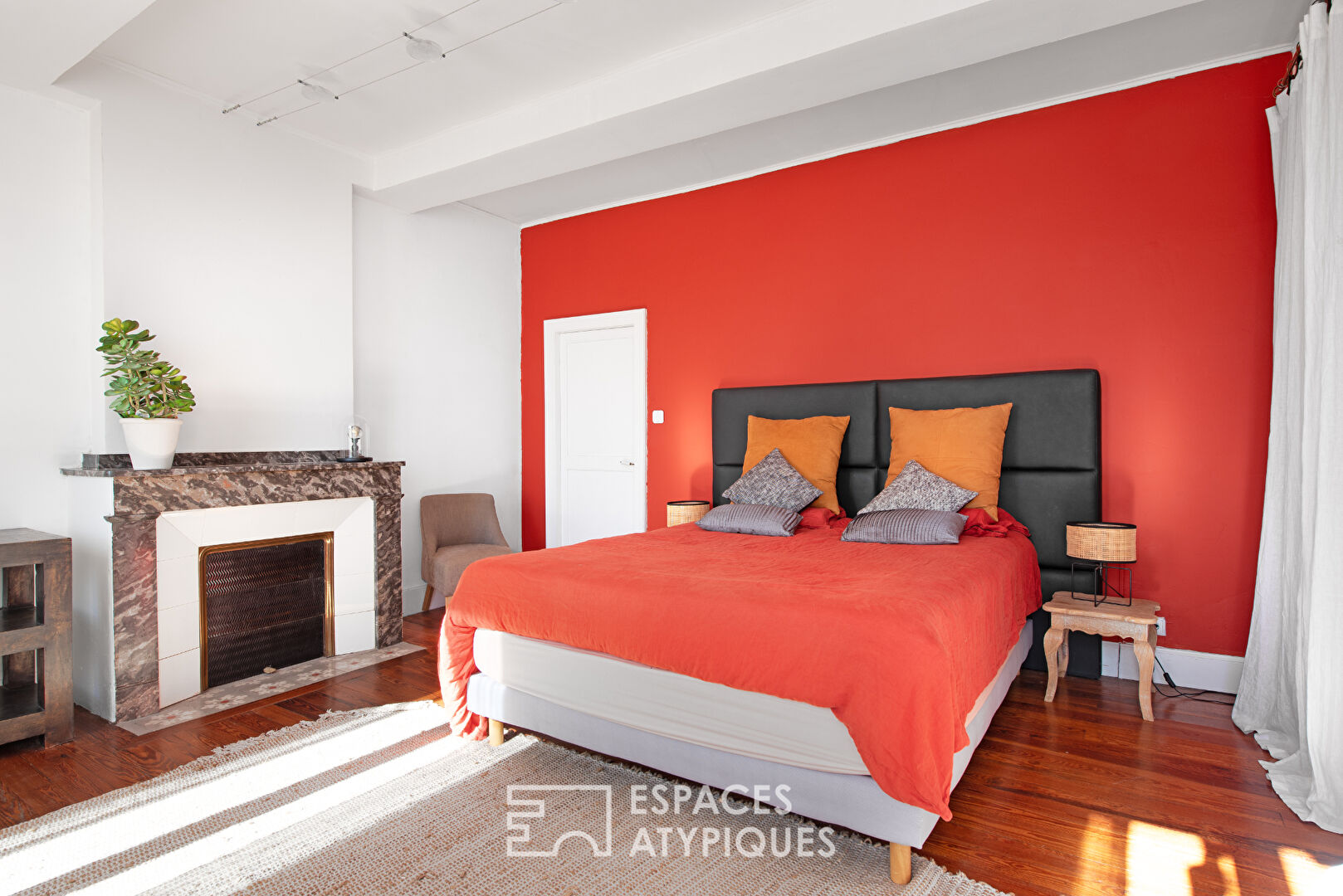 Bourgeois residence with swimming pool and outbuilding