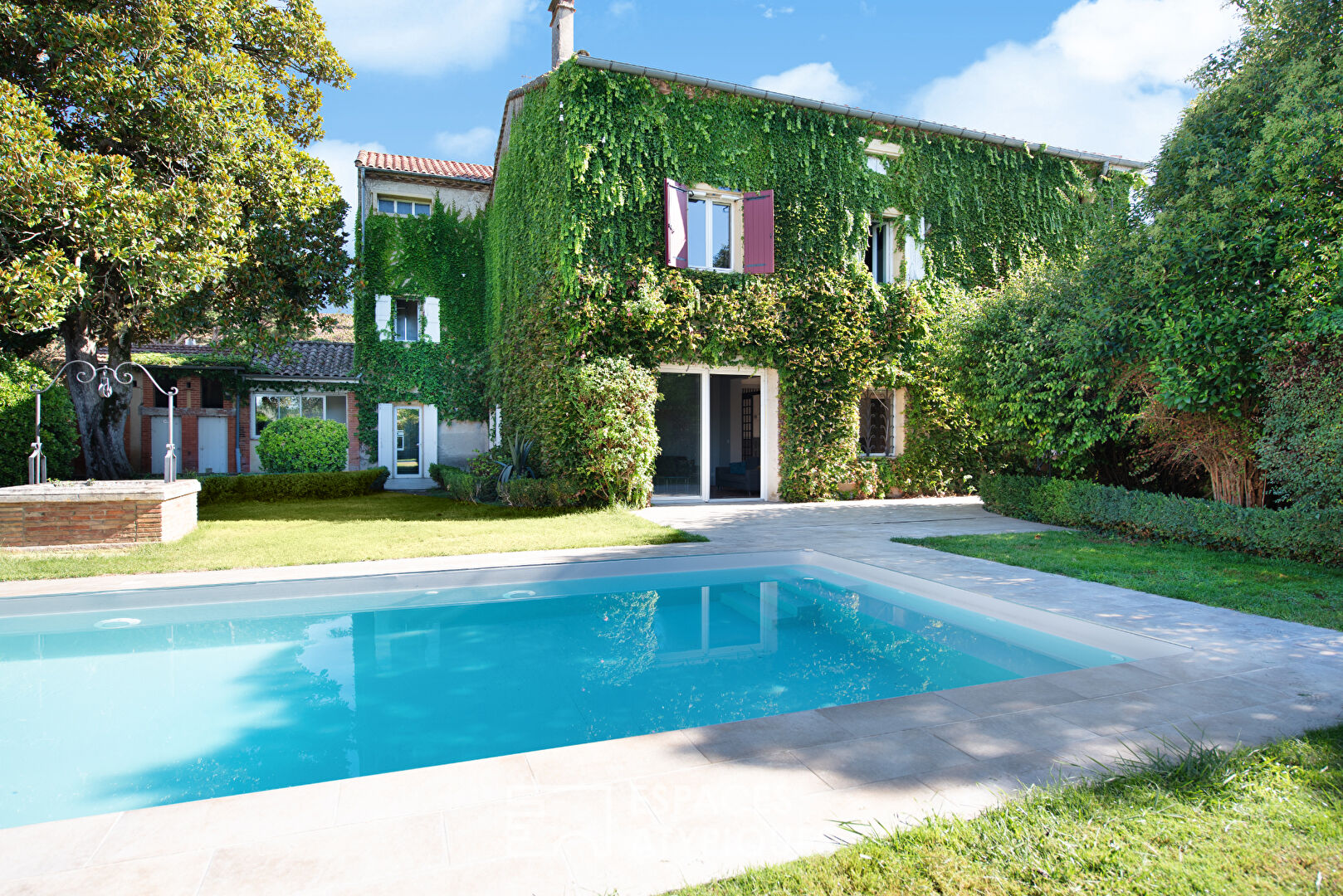 Bourgeois residence with swimming pool and outbuilding