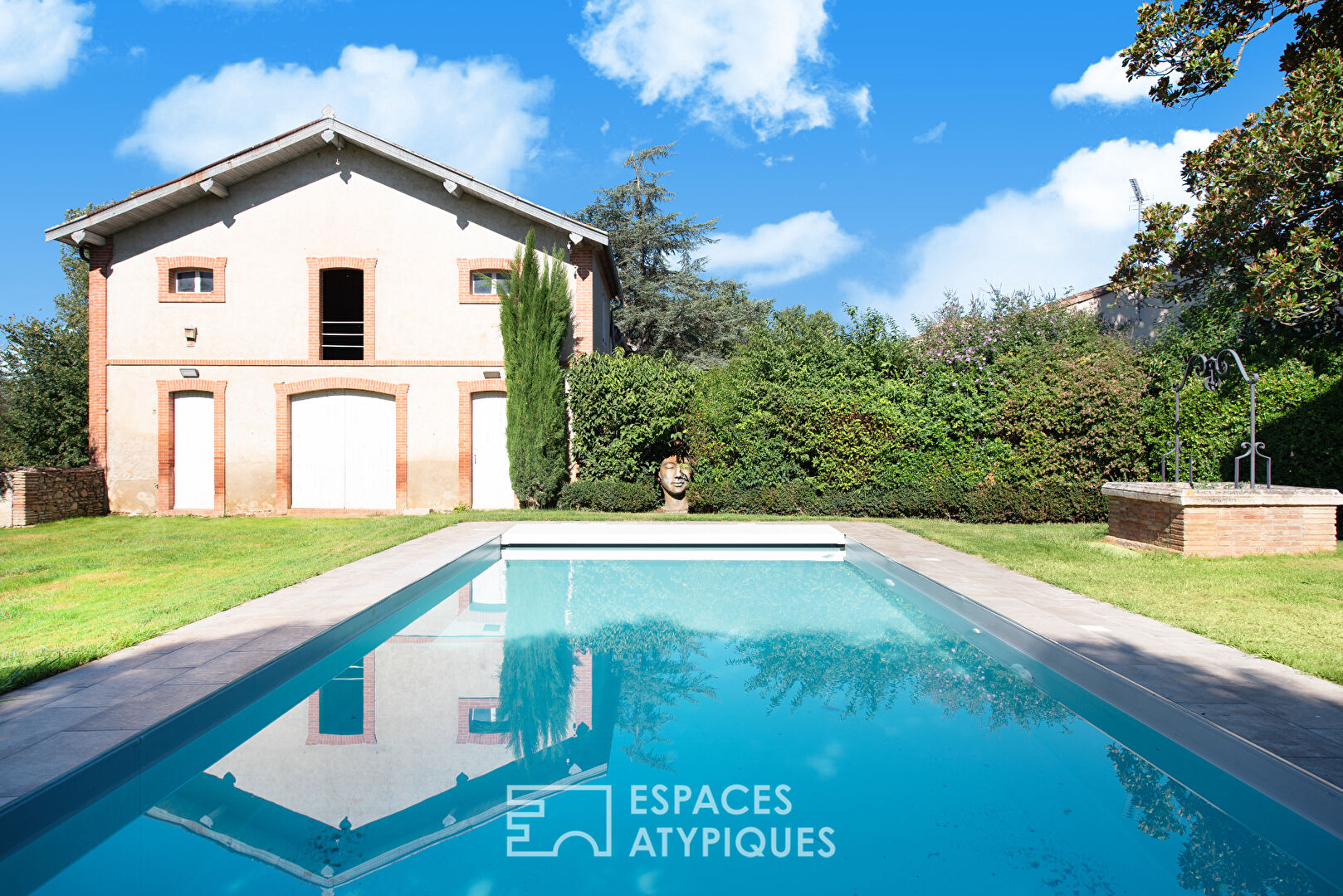 Bourgeois residence with swimming pool and outbuilding