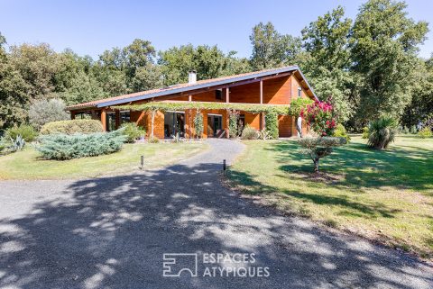Timber-framed house and artist’s studio in the heart of a wooded environment