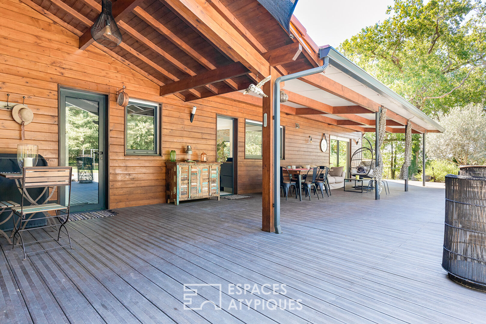 Timber-framed house and artist’s studio in the heart of a wooded environment