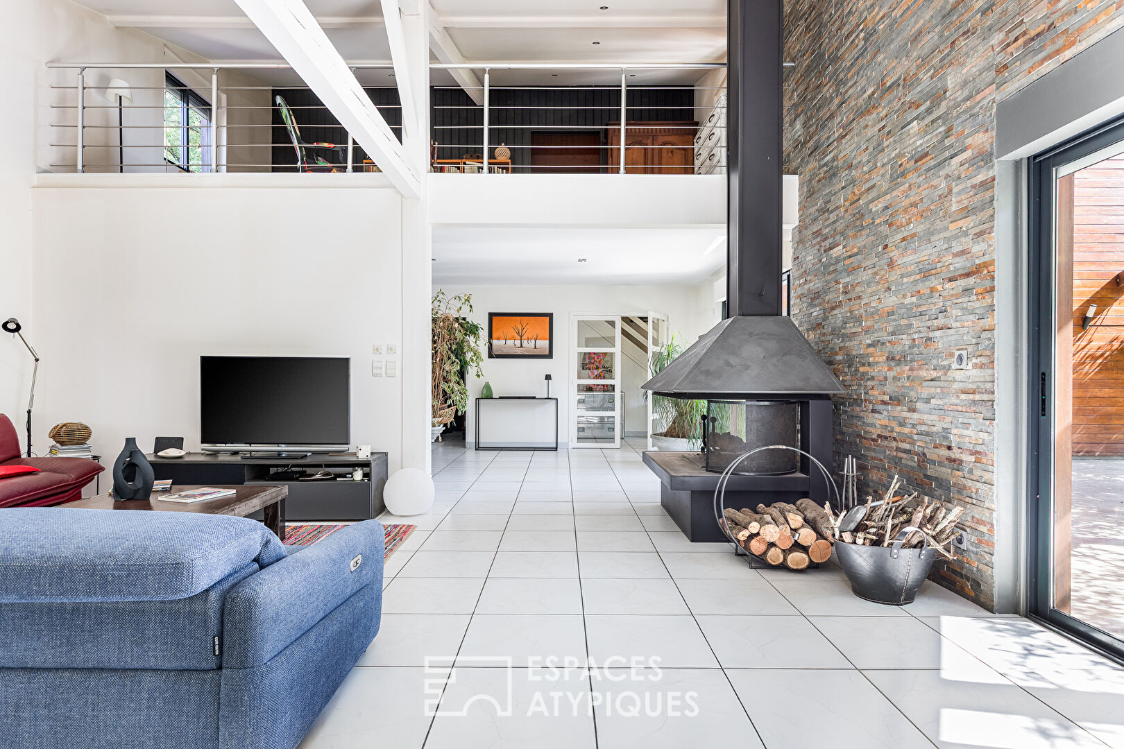 Timber-framed house and artist’s studio in the heart of a wooded environment