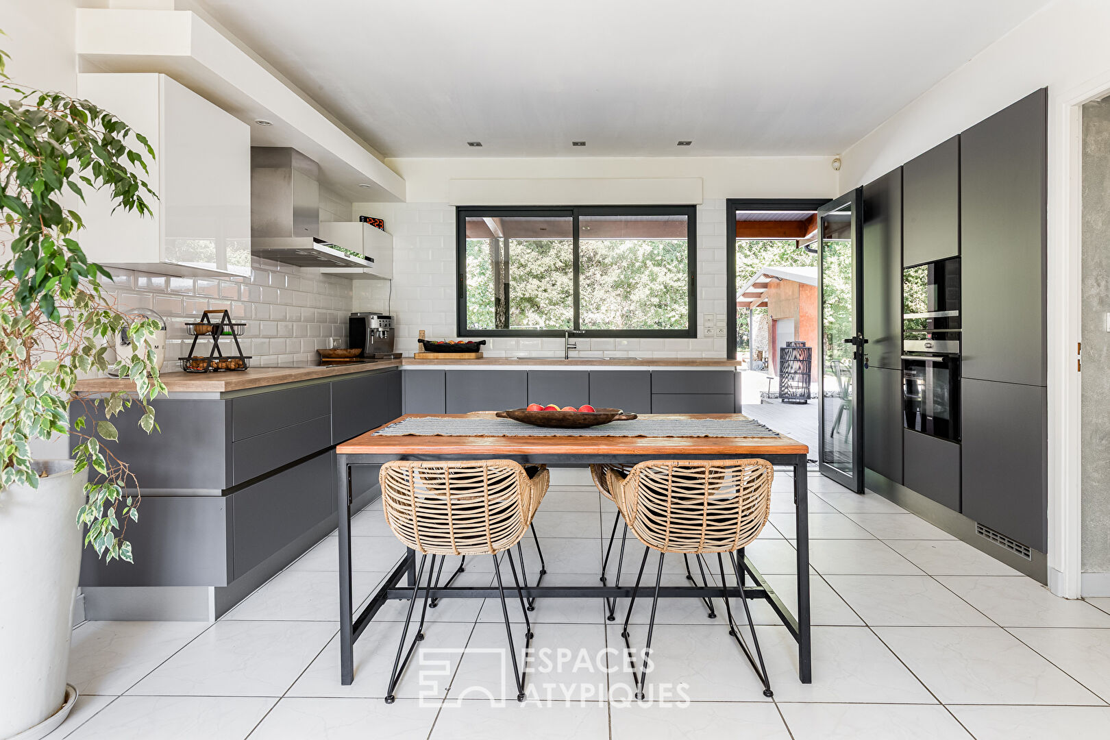 Timber-framed house and artist’s studio in the heart of a wooded environment