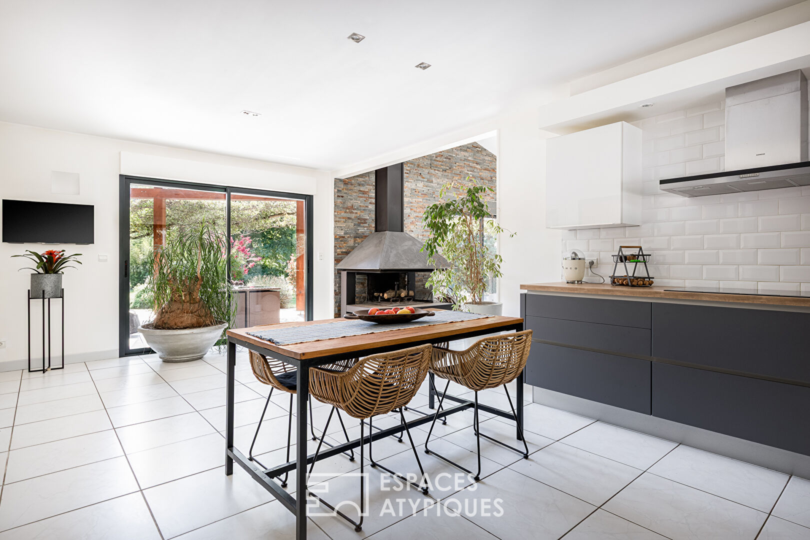 Timber-framed house and artist’s studio in the heart of a wooded environment