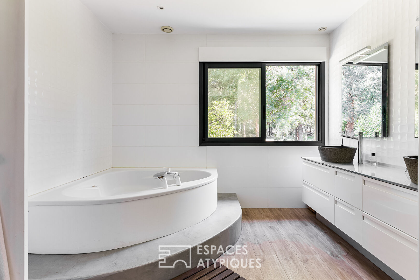 Villa contemporaine et son studio d&rsquo;artiste au coeur de la nature boisée