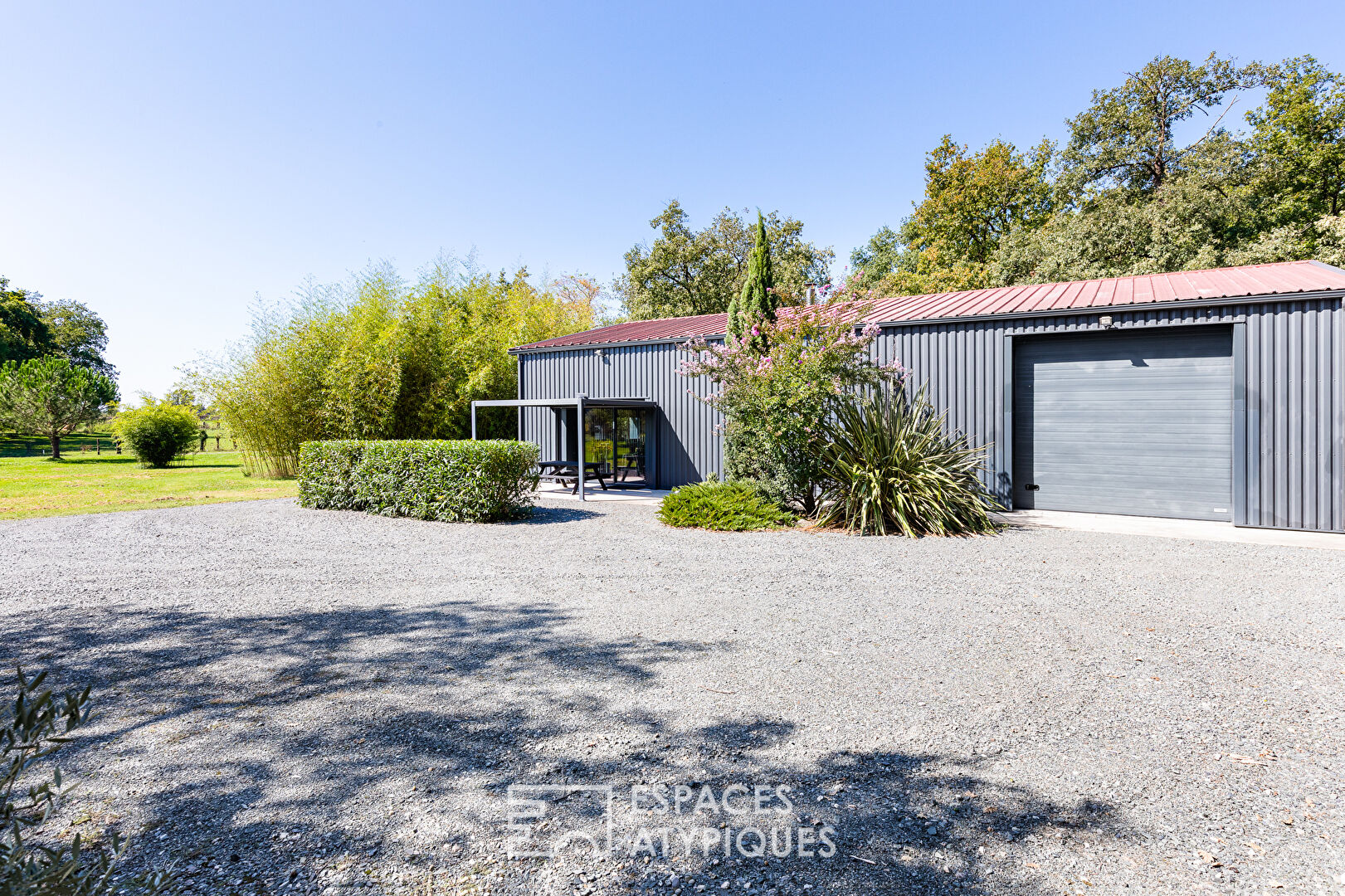 Timber-framed house and artist’s studio in the heart of a wooded environment
