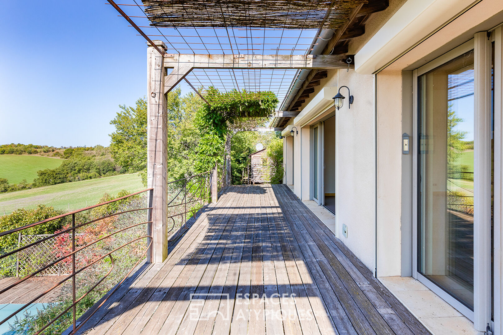 Duo of houses with a view in the heart of a preserved environment