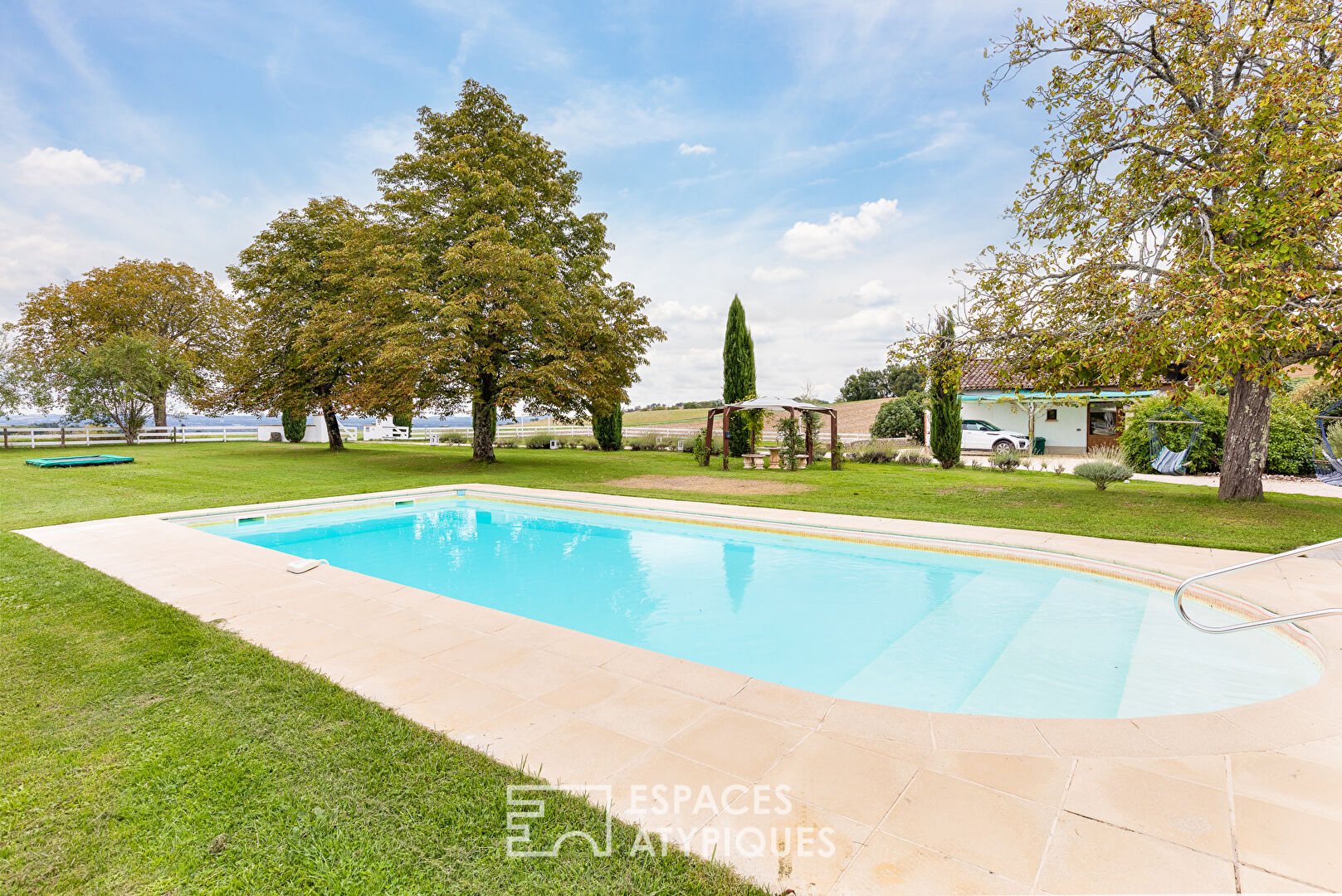 Ancienne ferme rénovée avec vue dominant les vallons Rabastinois.