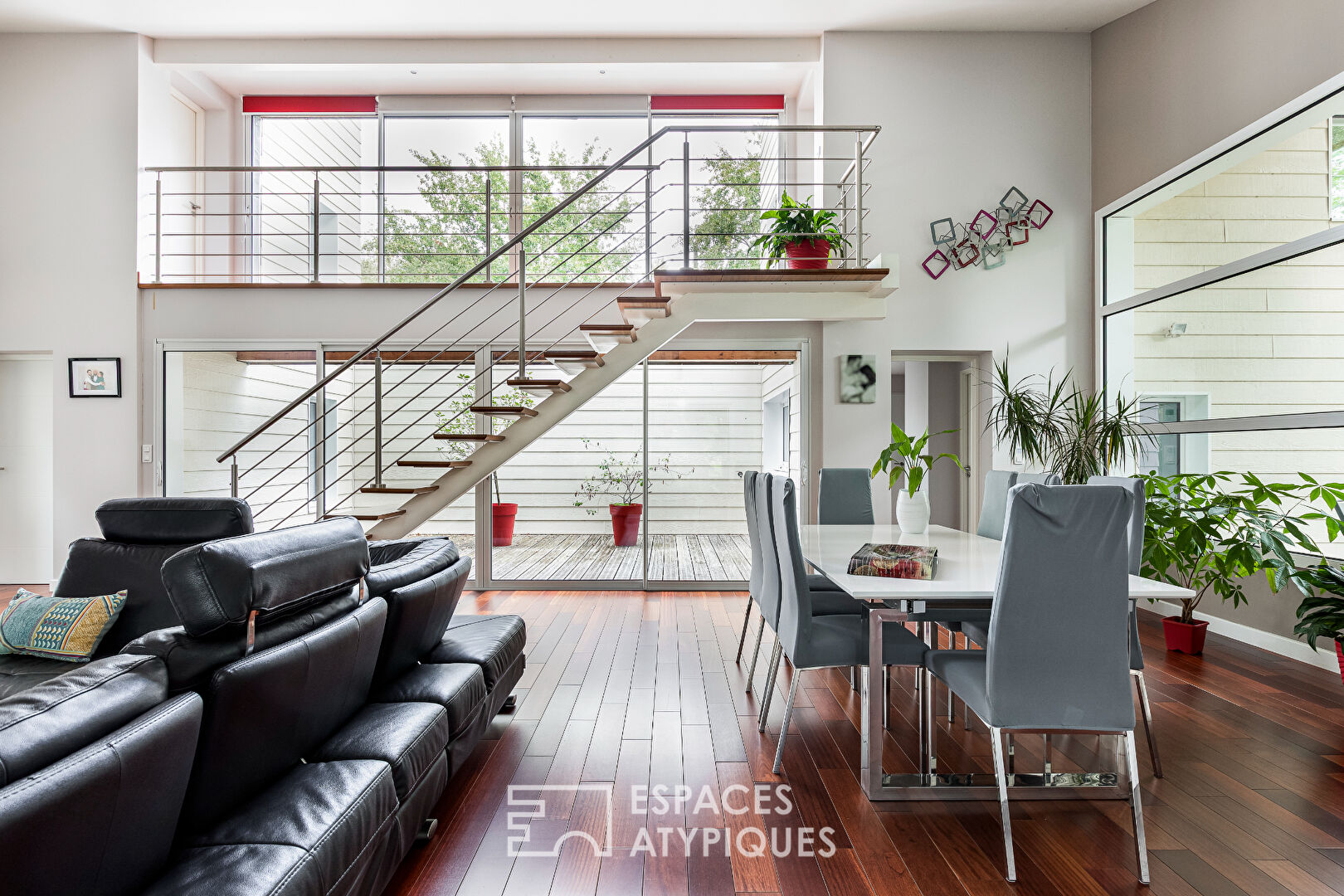 Maison d’architecte avec piscine et terrain boisé