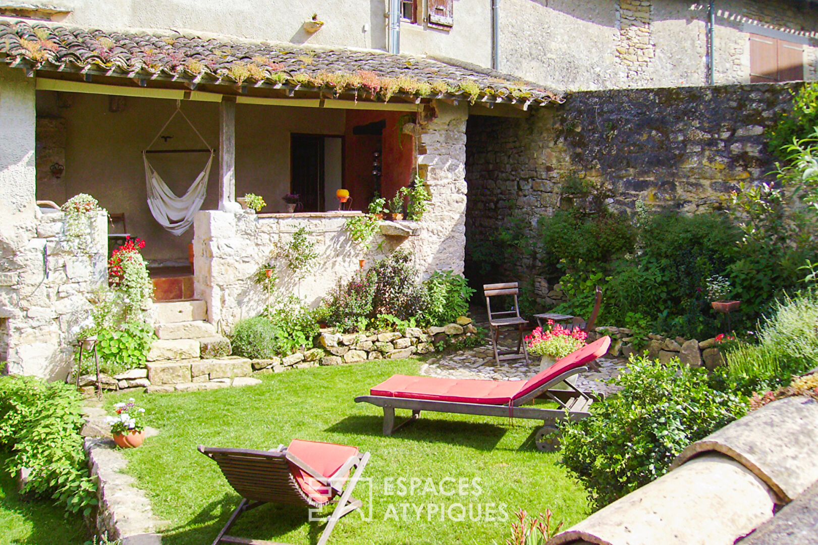 Maison du XIVème siècle et son jardin bucolique
