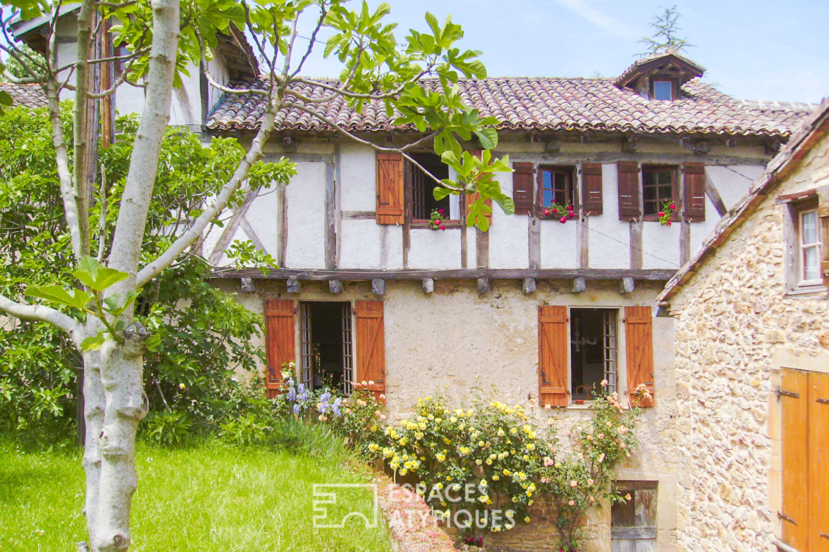 Maison du XIVème siècle et son jardin bucolique