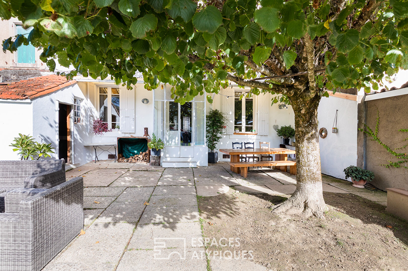 Townhouse with garden, swimming pool and garage