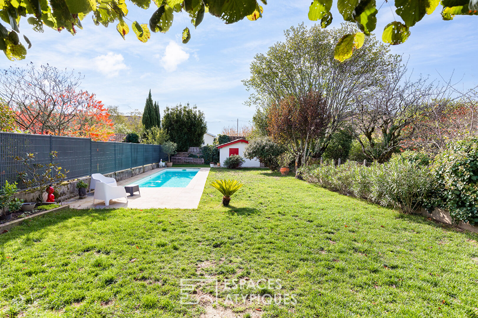 Townhouse with garden, swimming pool and garage