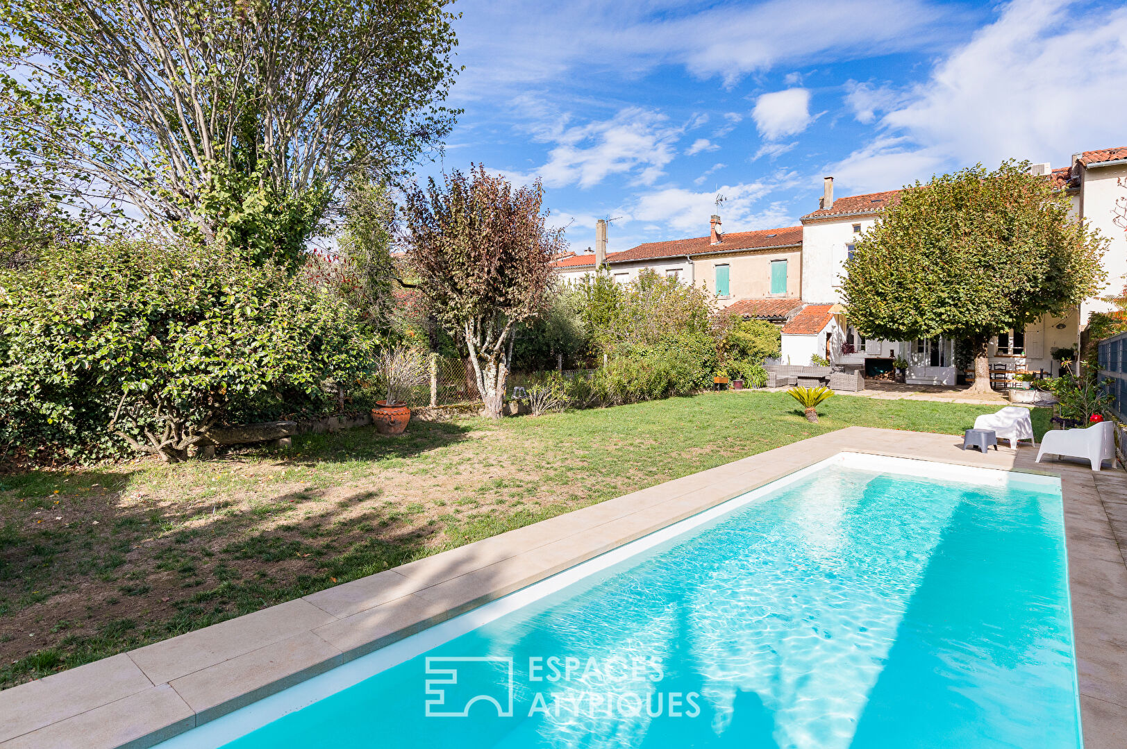 Townhouse with garden, swimming pool and garage