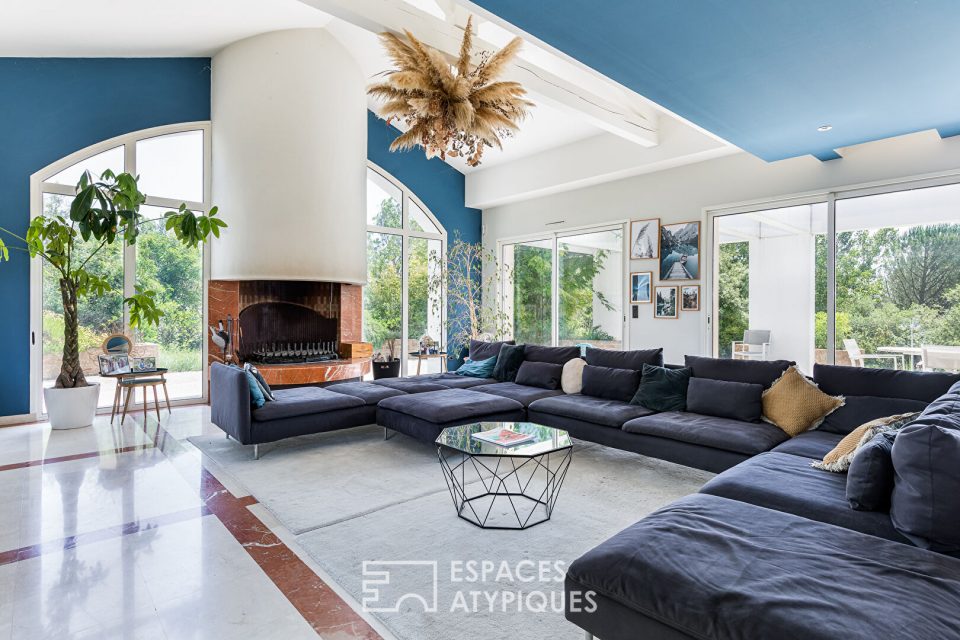 Villa d'architecte avec piscine et vue dégagée
