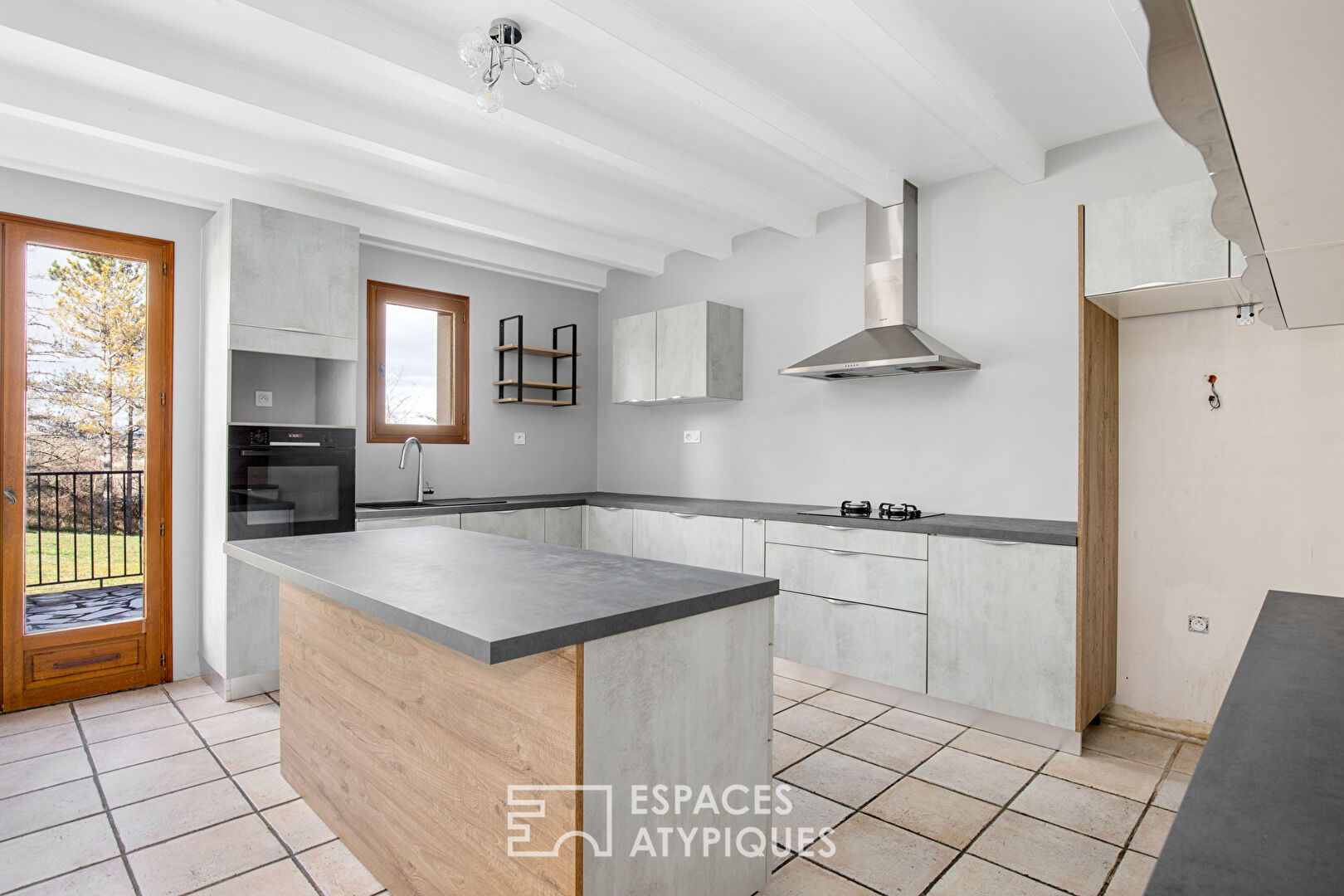 Villa avec piscine en position dominante