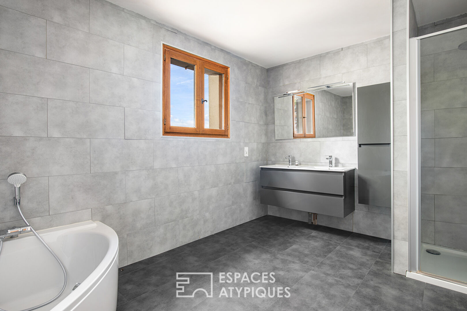 Villa avec piscine en position dominante