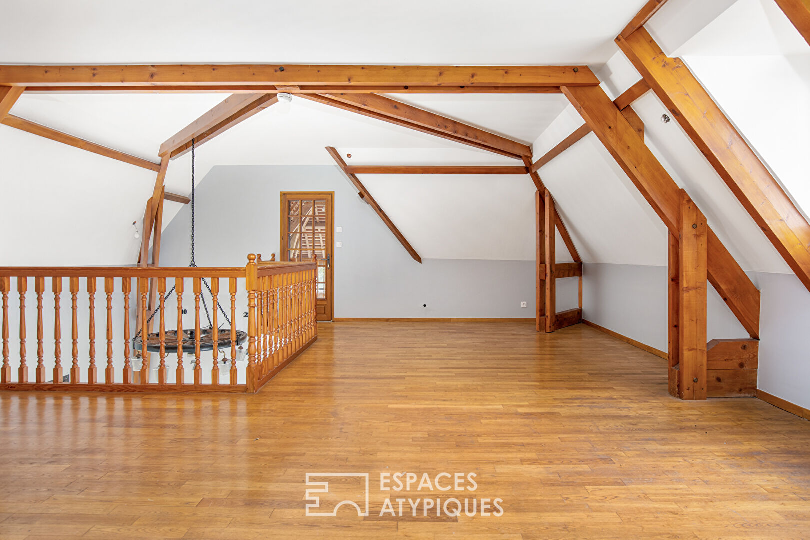 Villa avec piscine en position dominante