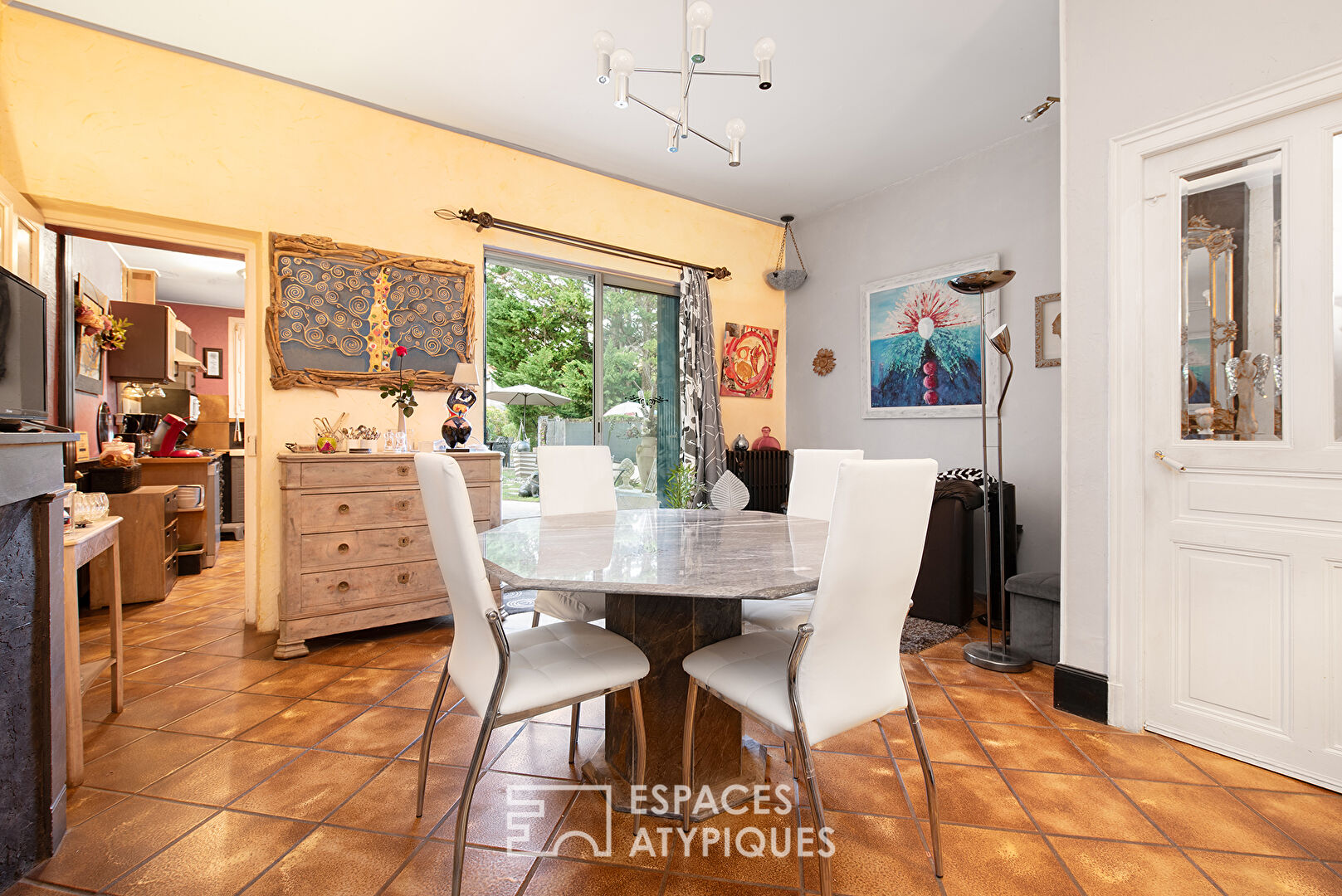 Houses in the heart of town with garage and swimming pool