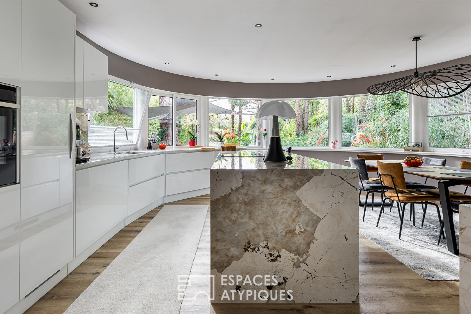 Maison des années 30 avec piscine et garage