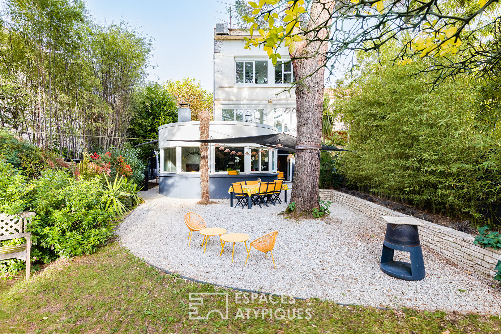 Maison des années 30 avec piscine et garage