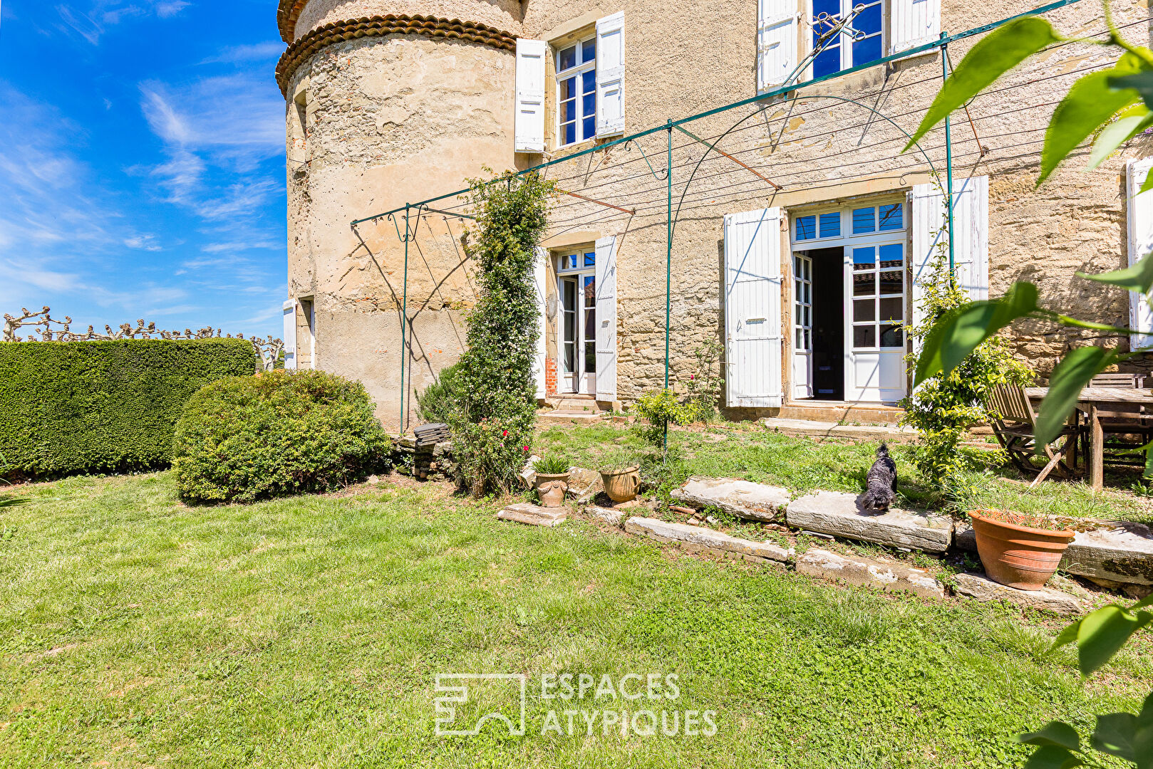 Château du XIIIème siècle en coeur de village