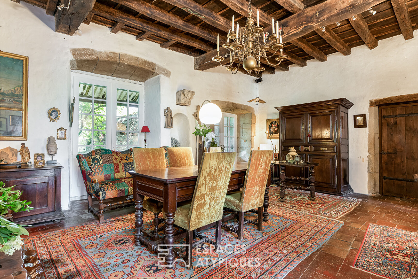 Château du XIIIème siècle en coeur de village